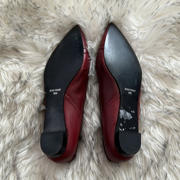 NINE WEST burgundy pointed-toed flats - Picture 6 of 10